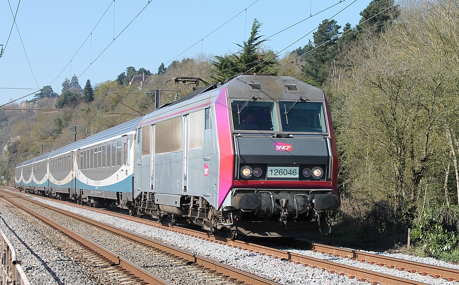 Le 07 Avril 2015, 10h40. La BB 26046 remonte direction l'Orleanais avec le train 60006 