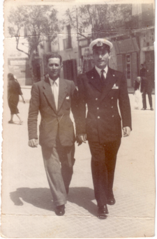 Il II capo Giuseppe Donativo, con il suo papà Cosimo a Piazza Vittoria. Foto scattata nell'anno 1945, a conclusione della fase bellica.