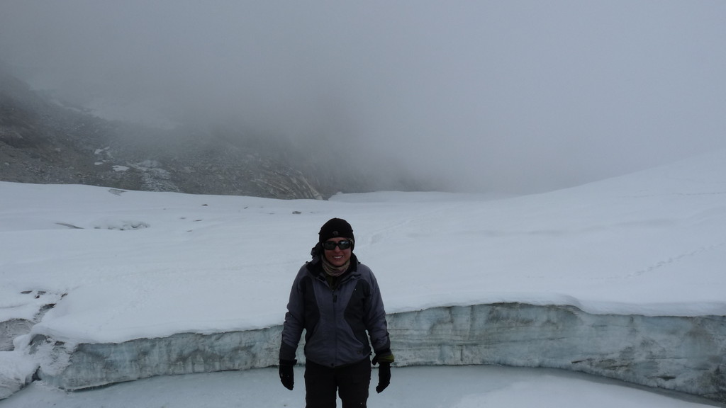 La montañista guatemalteca Andrea Cardona sonríe mientras se prepara para escalar su siguiente reto: el Monte Vinson, en la Antártida.