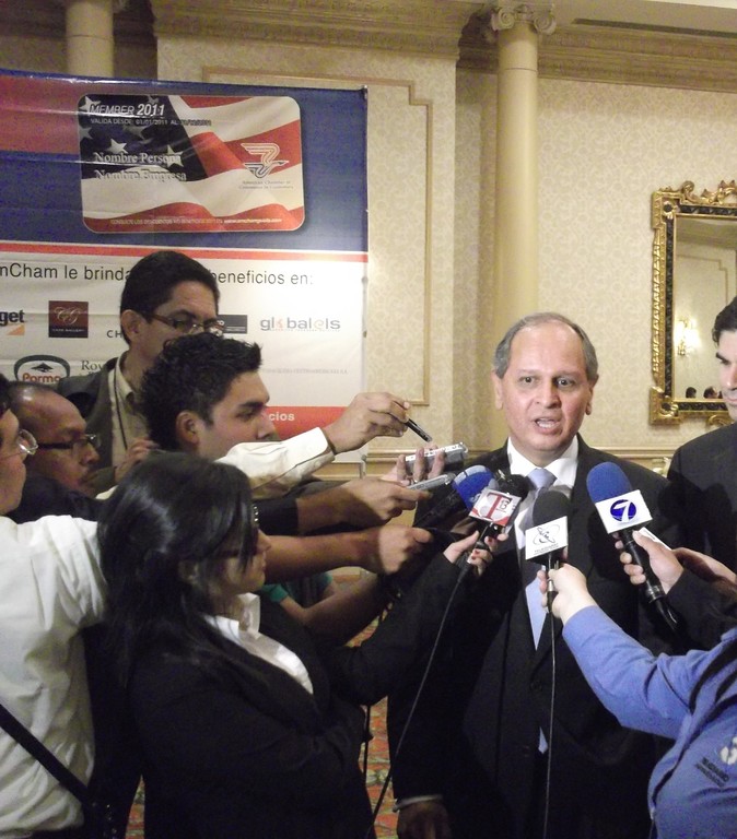 Medios de comunicación guatemaltecos entrevistaron al nuevo embajador estadounidense, en lo que fue una de sus primeras apariciones públicas en el país..
