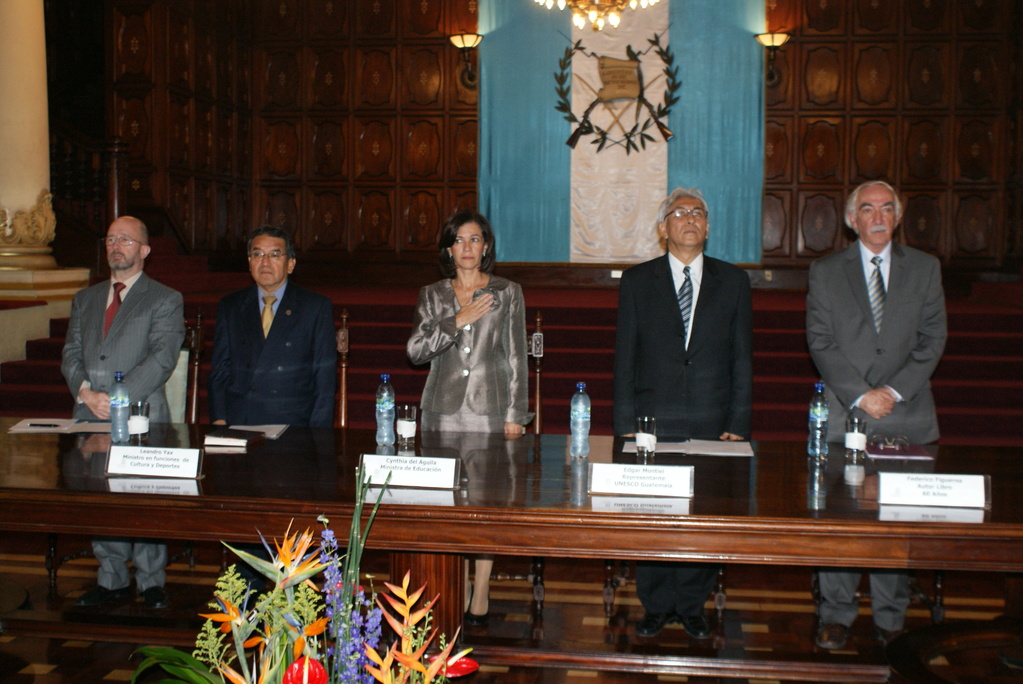 Leandro Yax, Ministro en Funciones de Cultura y Deportes; Cynthia del Águila, Ministra de Educación;  el Director y Representante de la UNESCO, Dr. Edgar Montiel; Federico Figueroa, autor libre, durante el acto de celebración de los 60 años.