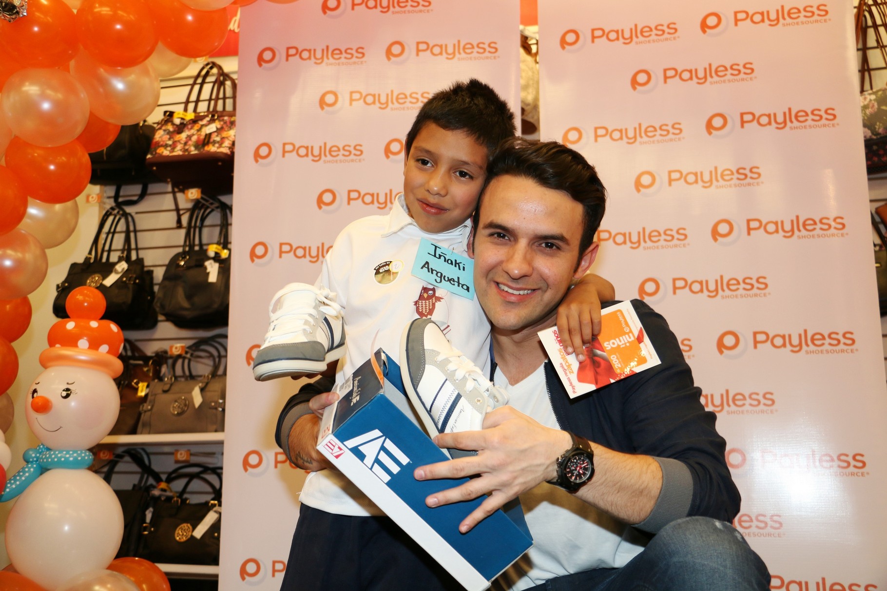 El cantante guatemalteco Carlos Peña apadrinó a los niños a quien Payless Shoes les obsequiará zapatos esta Navidad.