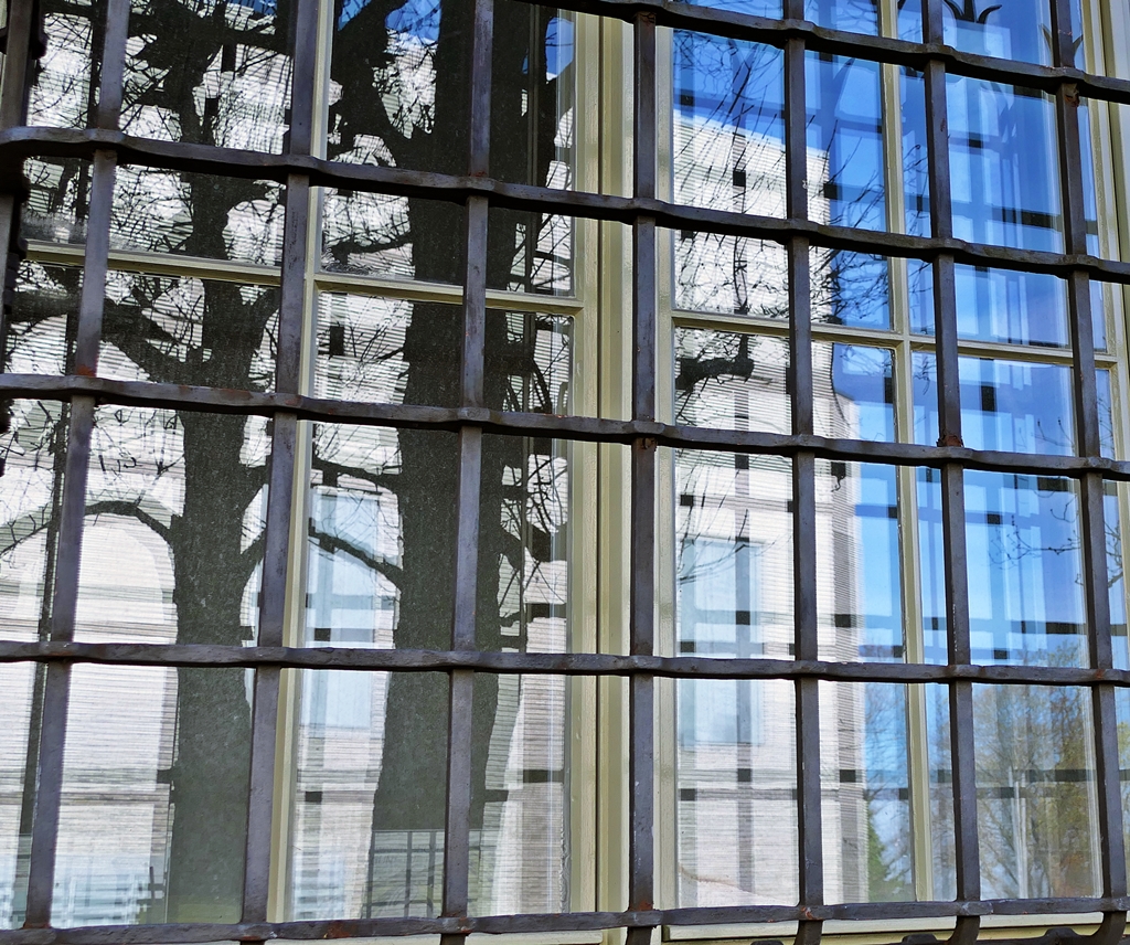 Kunstmuseum Altbau mit Neubau in der Spiegelung - Museum of Art, old building with new building in the reflection