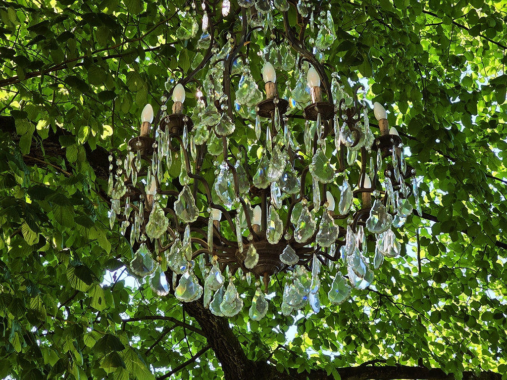 Kronleuchter unter Blätterdach - Chandelier under a canopy of leaves