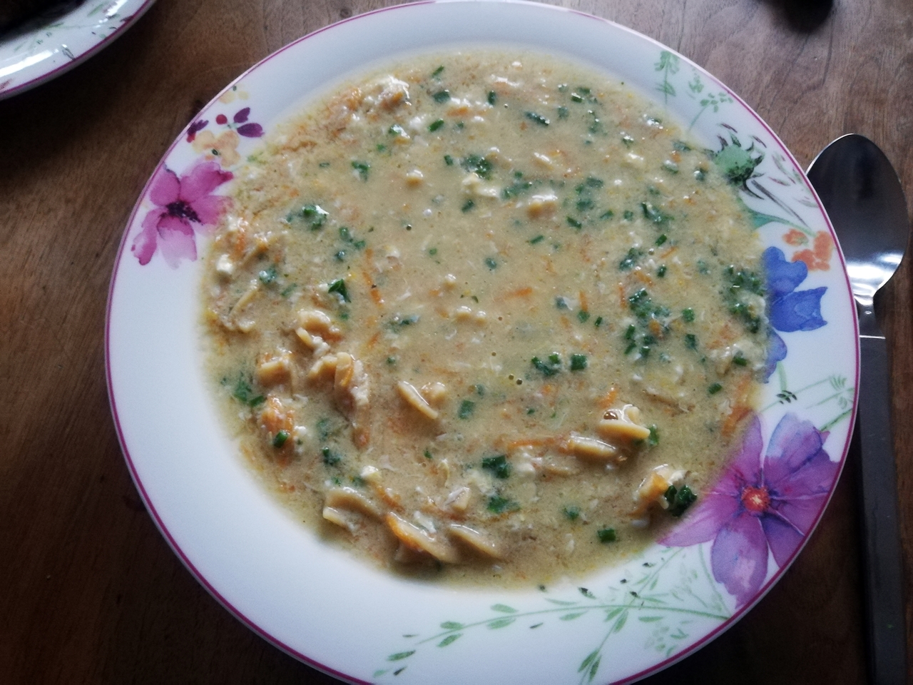 Kraftsuppe mit Eierflocken, Rüebli und Kichererbsen Pasta- Power soup with egg flakes, carrots and chickpeas pasta