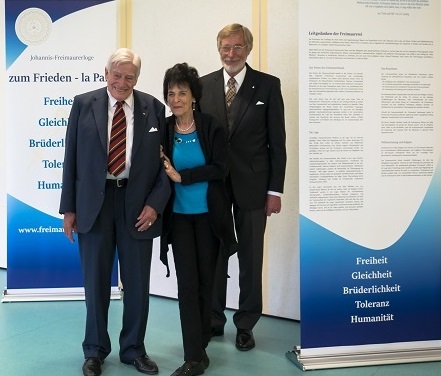 Marie-Luise und Christian Schwarz-Schilling mit dem stellvertretenden Großmeister der Vereinigten Großlogen von Deutschland Br. Bernd Brauer, Foto: Loge