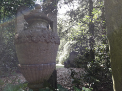Grabstein in Form einer Amphore auf einem Friedhof