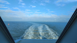 Blick aus dem Heckfenster einer Fähre Überfahrt auf eine Insel