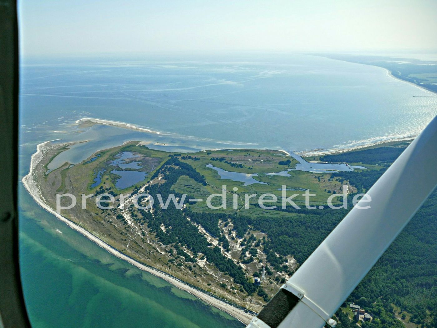 Darßer Ort, Nordwest-Spitze der Halbinsel Fischland-Darß-Zingst mit Blick auf den Nothafen und Prerower Strand