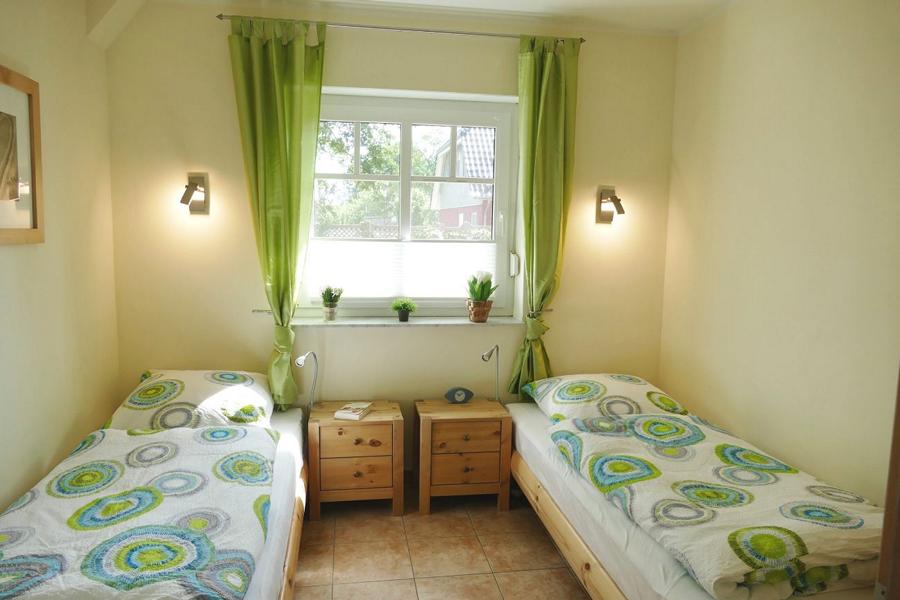 Schlafzimmer mit 2 sep. Betten, Mückengittern und Plissees. Beide Schlafzimmer können mit Rollos verdunkelt werden