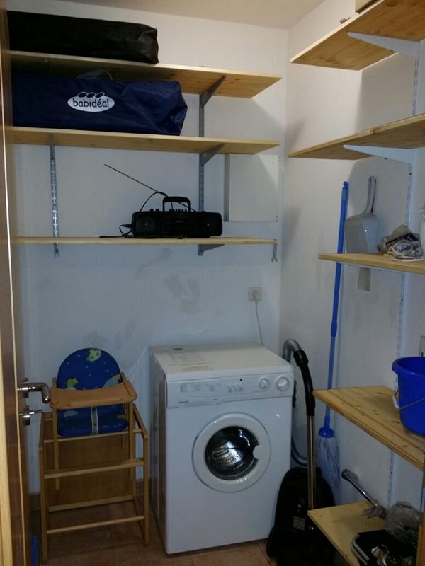 Hauswirtschaftsraum mit Waschmaschine, Bügelbrett und -eisen usw.