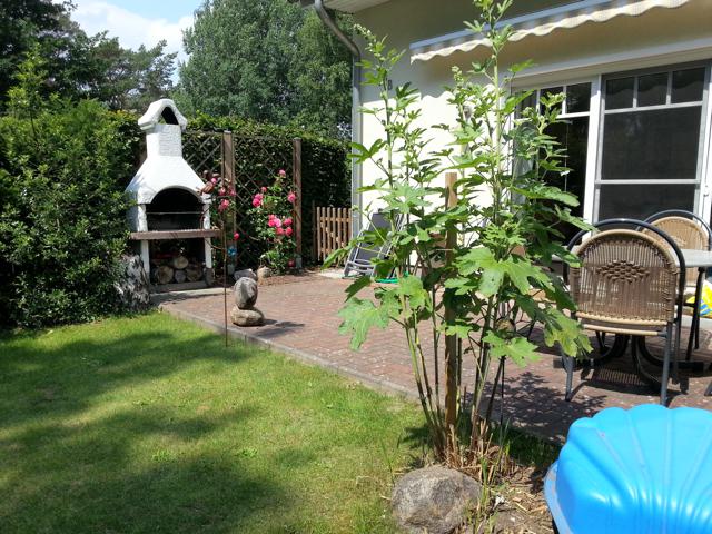 Garten und möblierte Terrasse mit Markise