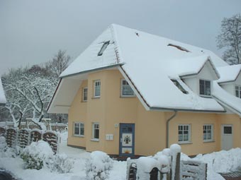 Das schneebedeckte Ferienhaus Aachenhus