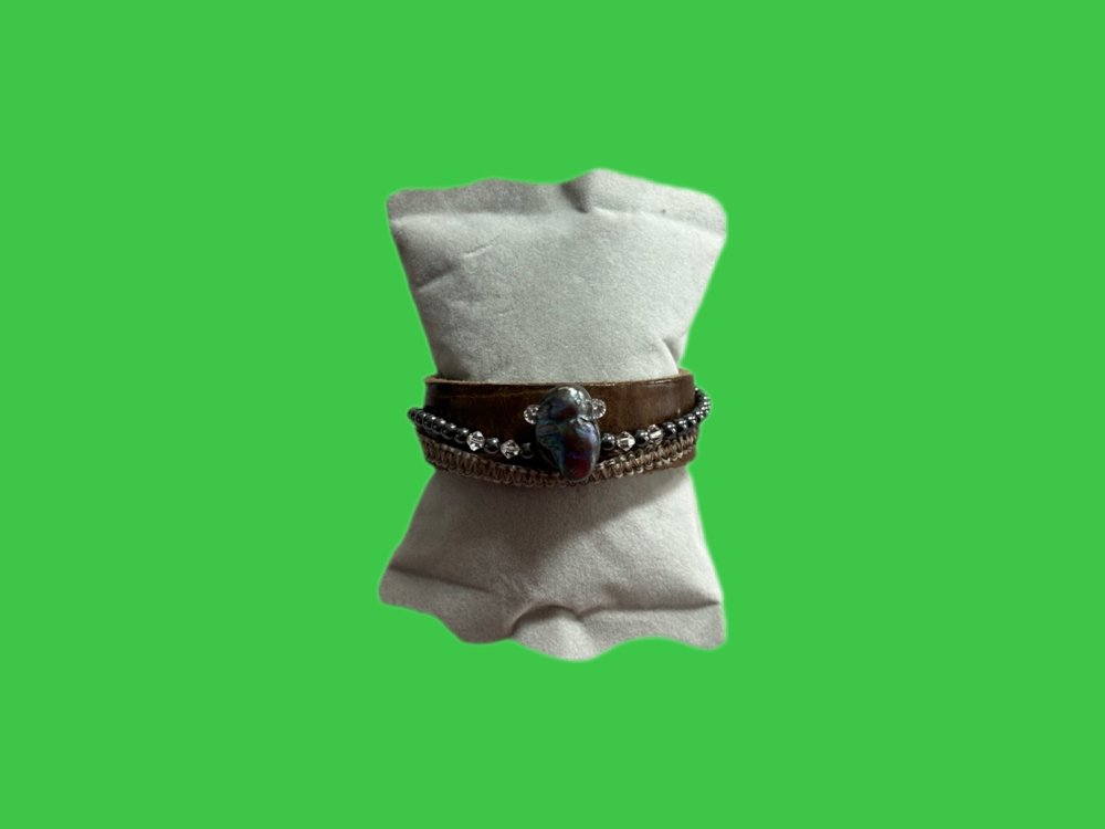 Armband aus Pferdehaar hier mit einer Barock Süßwasser Perle, Hämatit, Glas Nieten und Leder.