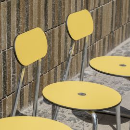 Flexibel anzuordnende Stühle in HPL - der PLATEAU StadtSitz