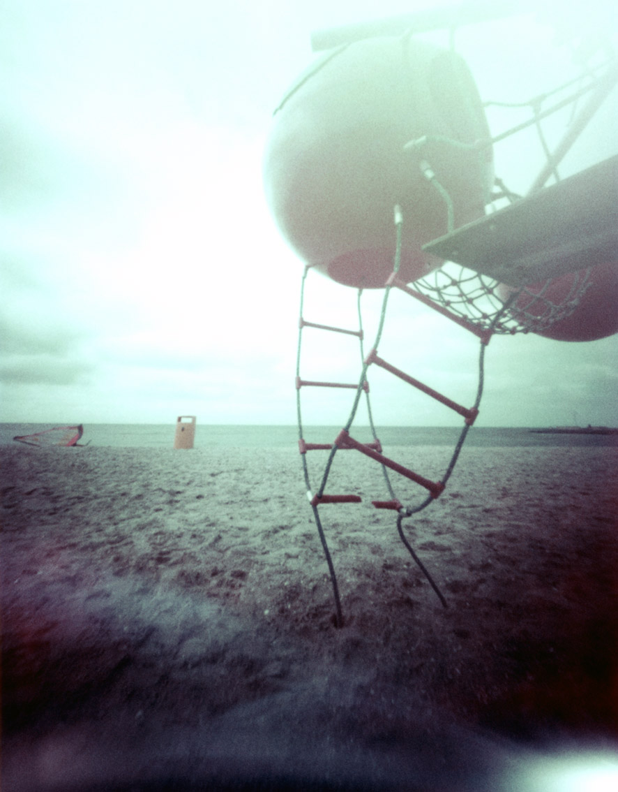 Spielplatz am Strand von Makkum, Holland, mit einer Camera Obscura auf Polroidfilm aufgenommen als Farbphoto 