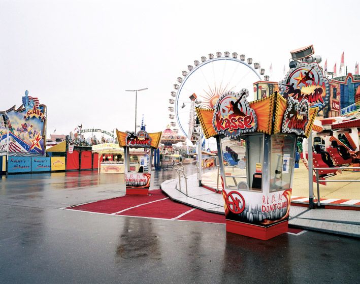 Fahrgeschäfte früh morgens nach dem Regen auf dem Oktoberfest in München als Farbphoto