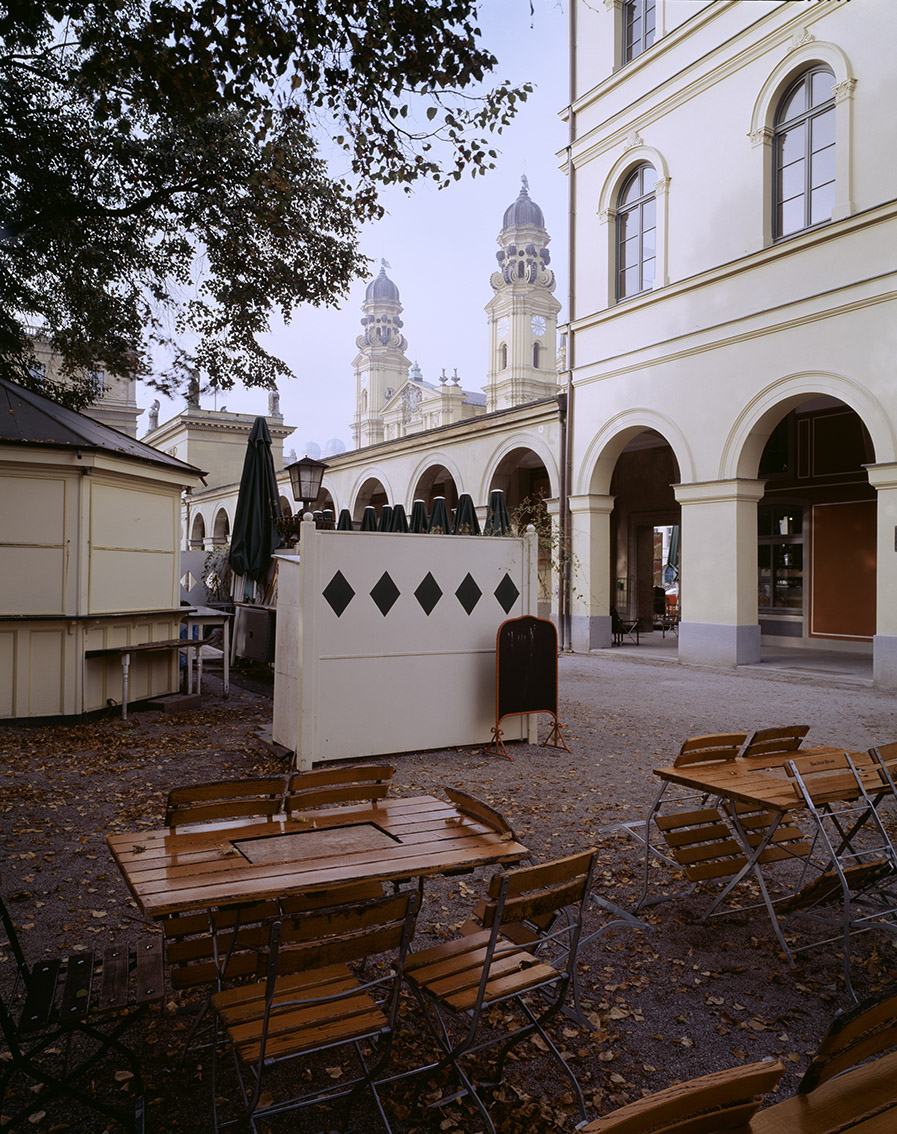 Theatiner Kirche vom Hofgarten aus als vertikale Farb-Photographie, Muenchen