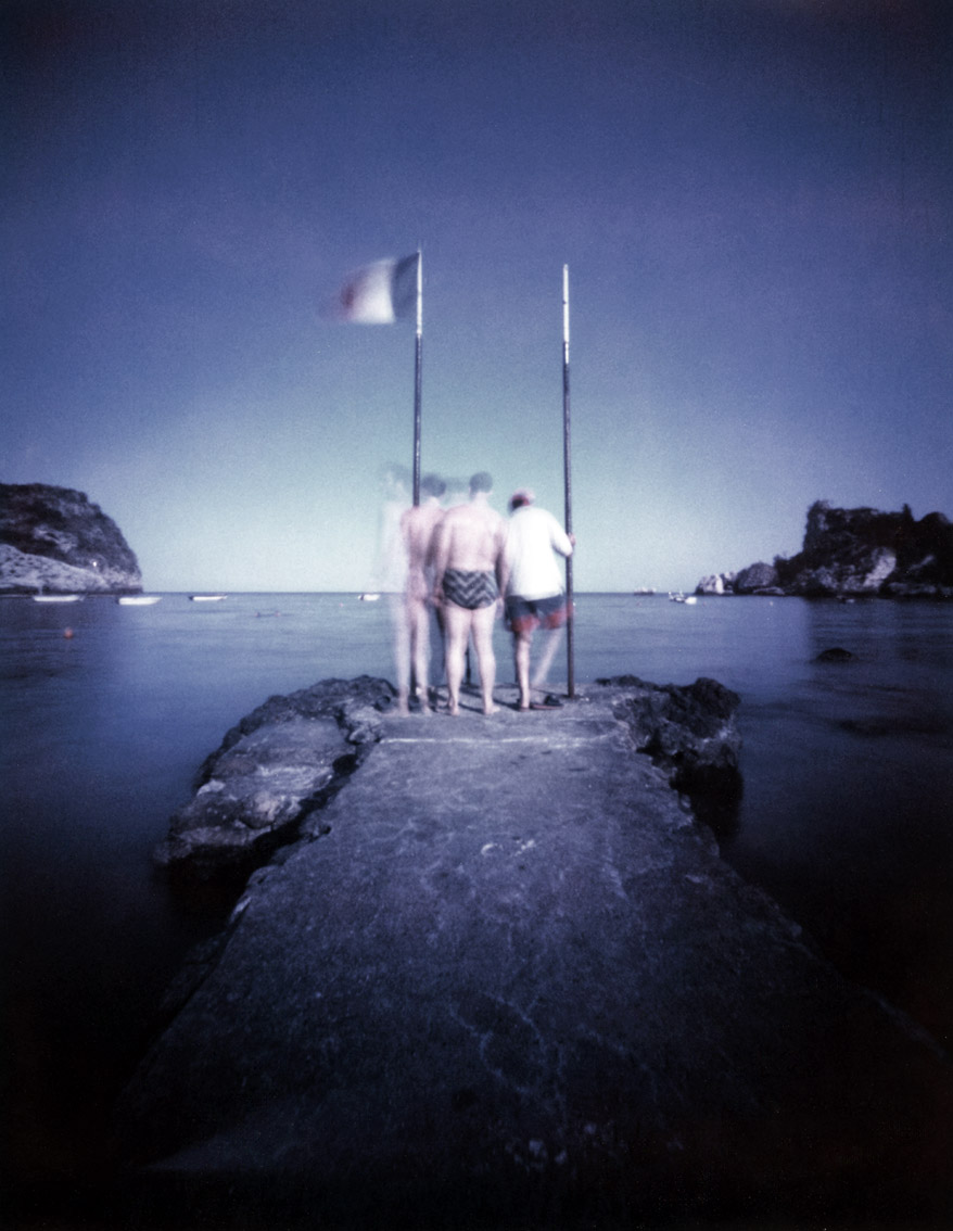 Männer auf dem Steg am Strand von Taormina, Italien, mit einer Camera Obscura auf Polroidfilm aufgenommen als Farbphoto 