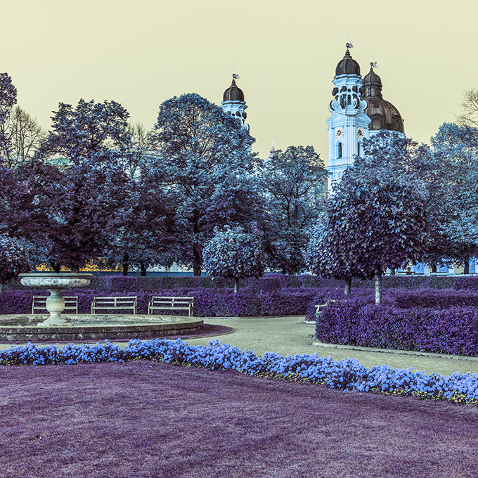 Der Hofgarten in der Dämmerung mit Theatinerkirche in Farbe, Muenchen