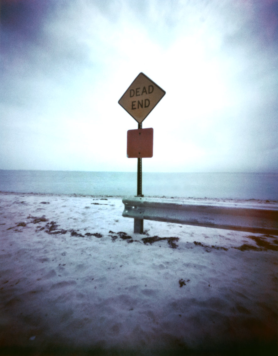 Schild "Dead End" am Strand von Southhampton, USA, mit einer Camera Obscura auf Polroidfilm aufgenommen als Farbphoto 