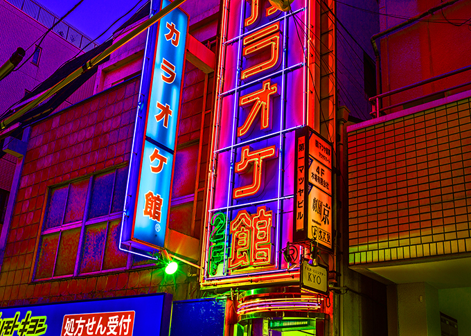 Tokio Shimo Kitazawa Strassenszene bei Nacht, Japan, als Farbphoto