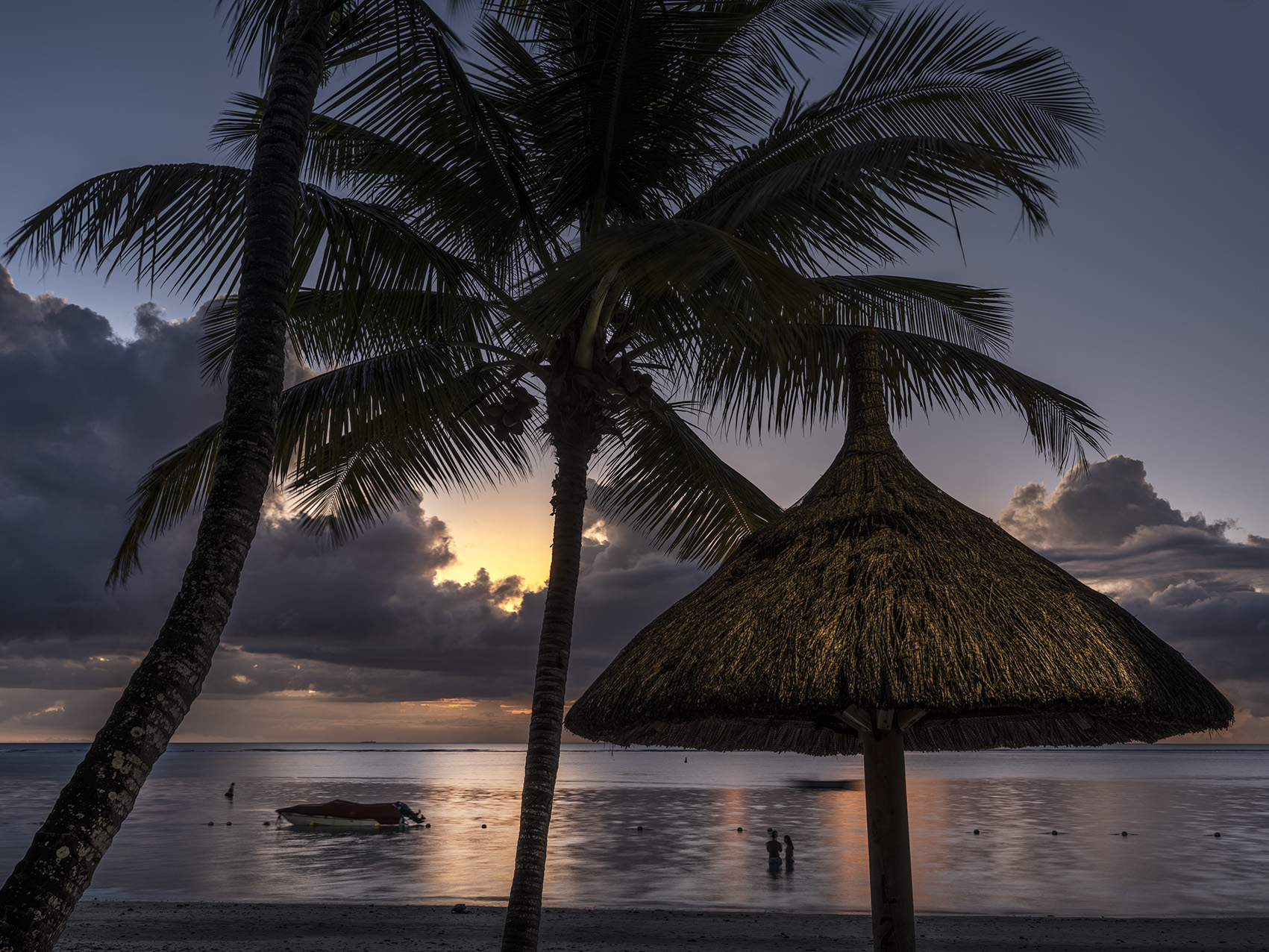 Abendaufnahme Mauritius Strand und Palmen Trou aux Biches als Farb-Photographie