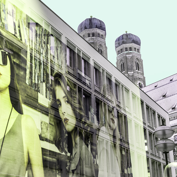 Die Frauenkirche im Schnee mit Spiegelungen im Vordergrund als Farb-Photographie, Muenchen