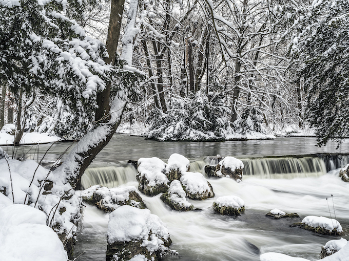 Eisbach_Englischer Garten im Schnee im Winter als Farb-Photographie, Muenchen