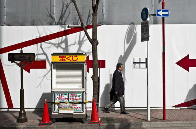 Japaner geht auf der Ginza Maronie Dori in Tokyo, Japan als Farbphoto