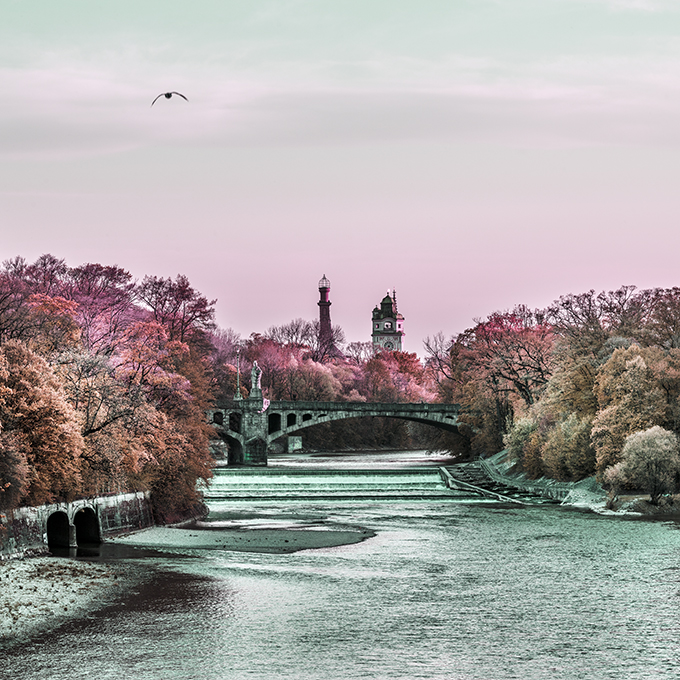 Die Isar 2019 mit dem Müllerschen Volksbad im Hintergrund als Photographie in Farbe, Muenchen