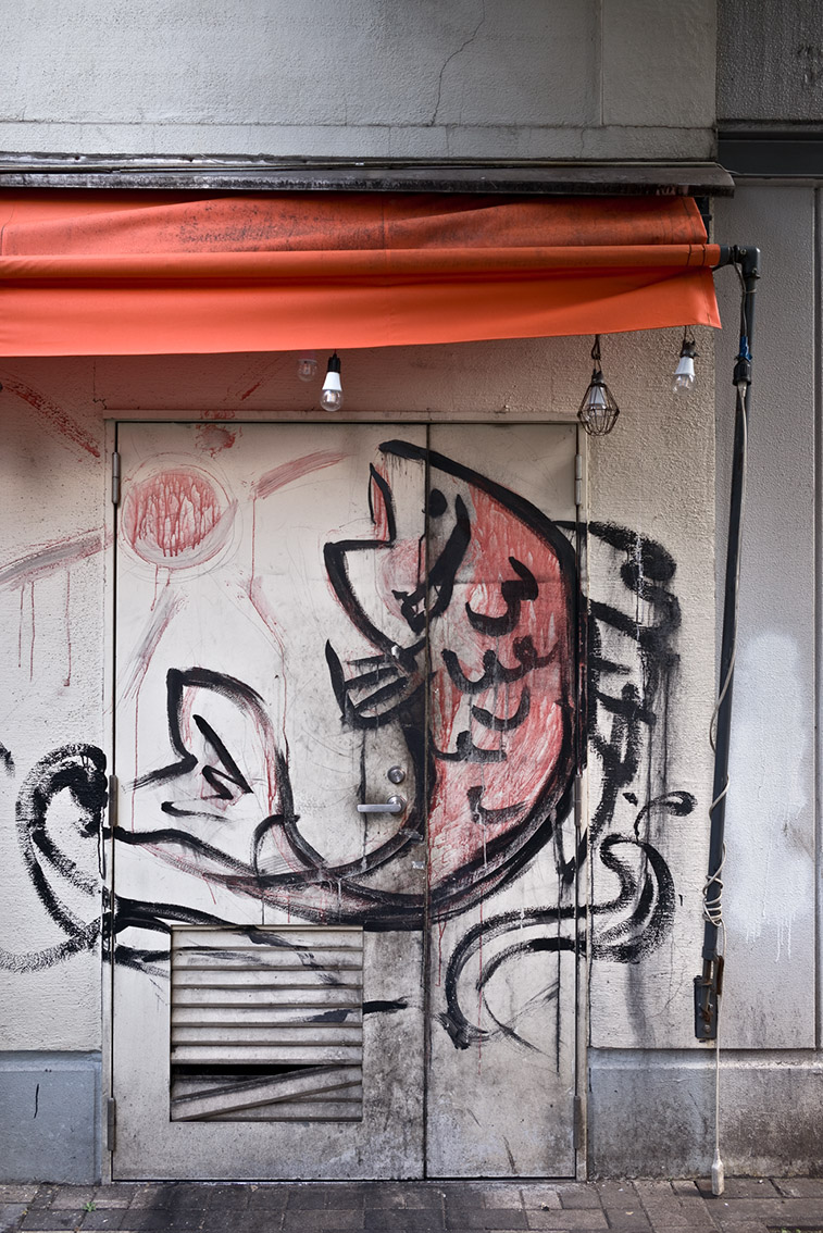 Fischgrafik auf Hauswand in Tokyo, Japan, als Farbphoto