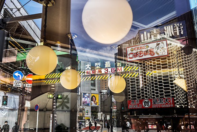 Tokio Strassenszene am Shimbashi Bahnhof, Japan, als Farbphoto