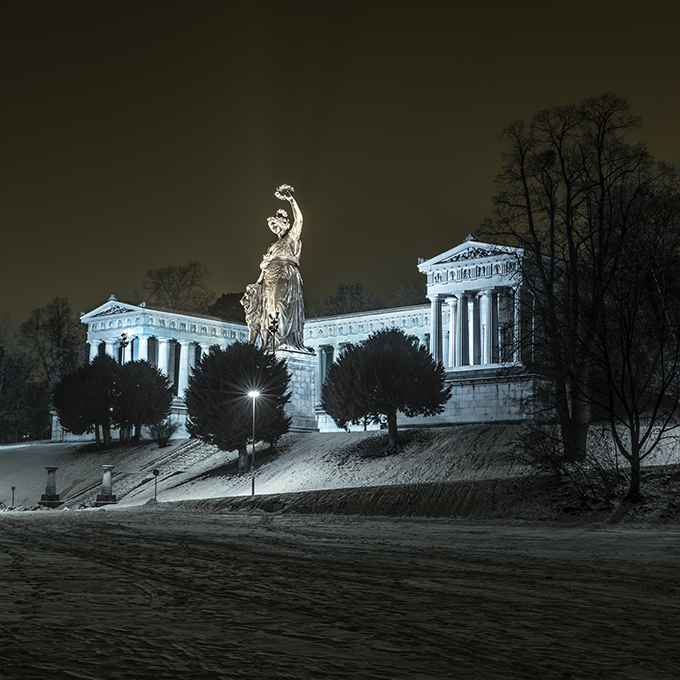 Abendstimmung im Schnee der Bavaria im Winter 2017 als Farb-Photographie, Muenchen