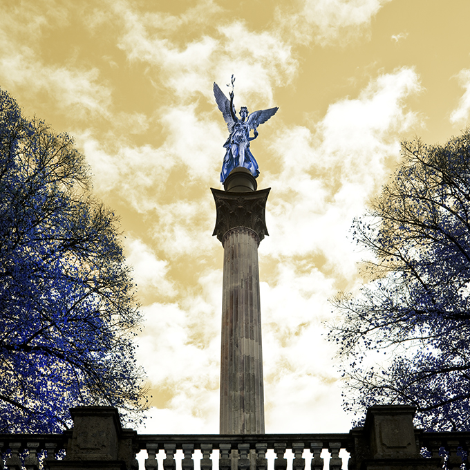 Der Friedensengel im Herbst als Farb-Photographie, Muenchen