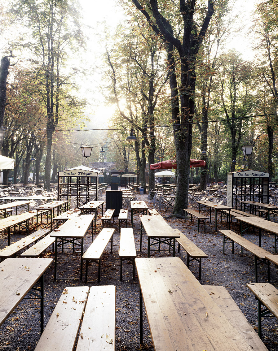 Biergarten Menterschwaige im Herbst als Farb-Photographie, Muenchen