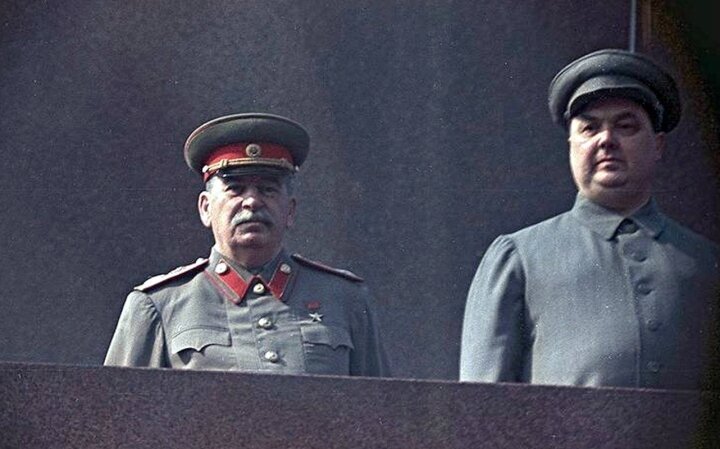 Рост Георгия Маленкова  очень примерно 170см. Что за коротышка похожий на товарища Сталина по правую руку Маленкова ??