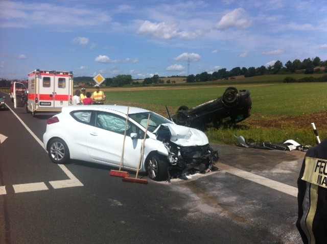 Schwerer VU zw. Neuses und Horb am Main (1) - (Foto: FF Marktzeuln)