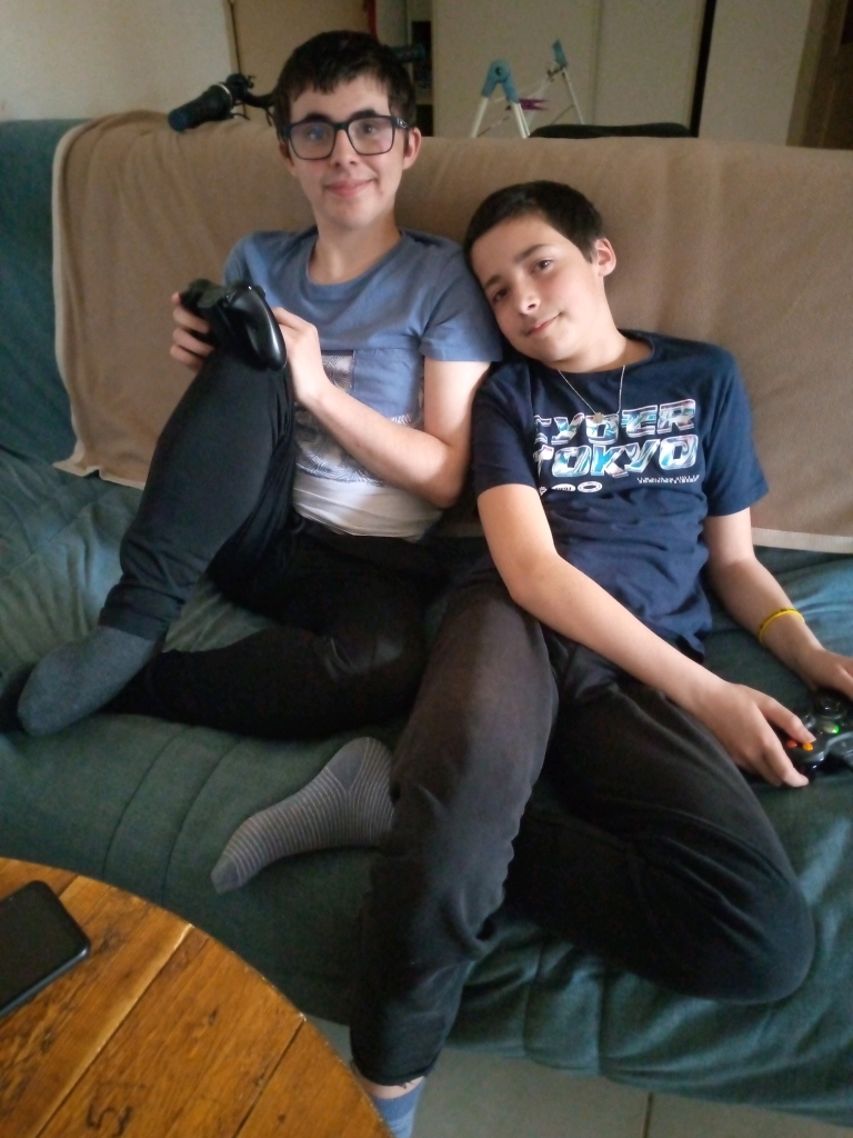 Avec son petit frère 