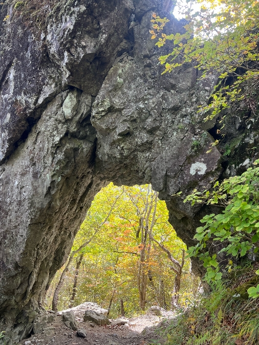 葛西 宗紀　石門の向こうは黄葉　山梨県茅ヶ岳　2023年10月