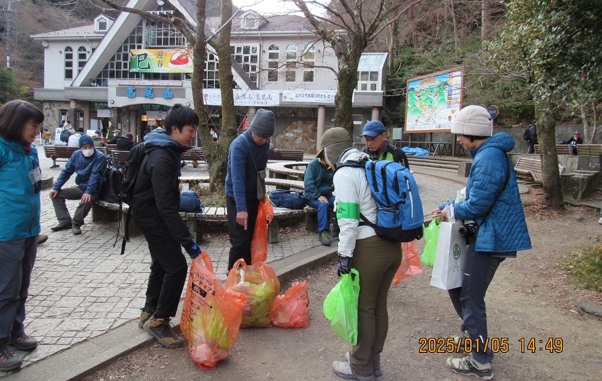 槙田 幹夫　拾い集めたゴミを分別します〔高尾山GREEN CLEAN作戦〕　高尾山　2025年1月5日