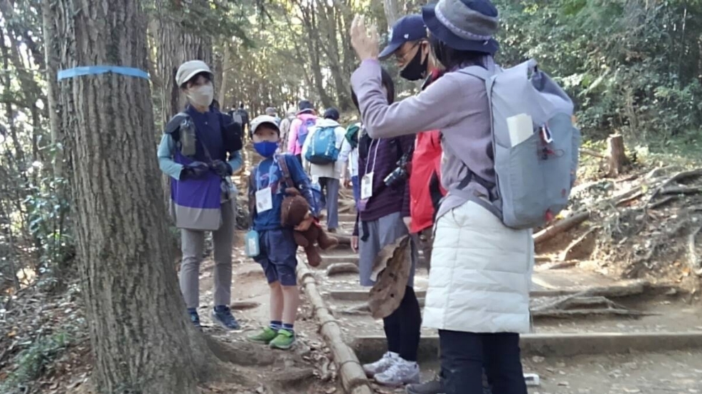 諏訪知子　(ふれあい推進事業)参加者からの質問に答える　高尾山稲荷山コース 2022年11月19日