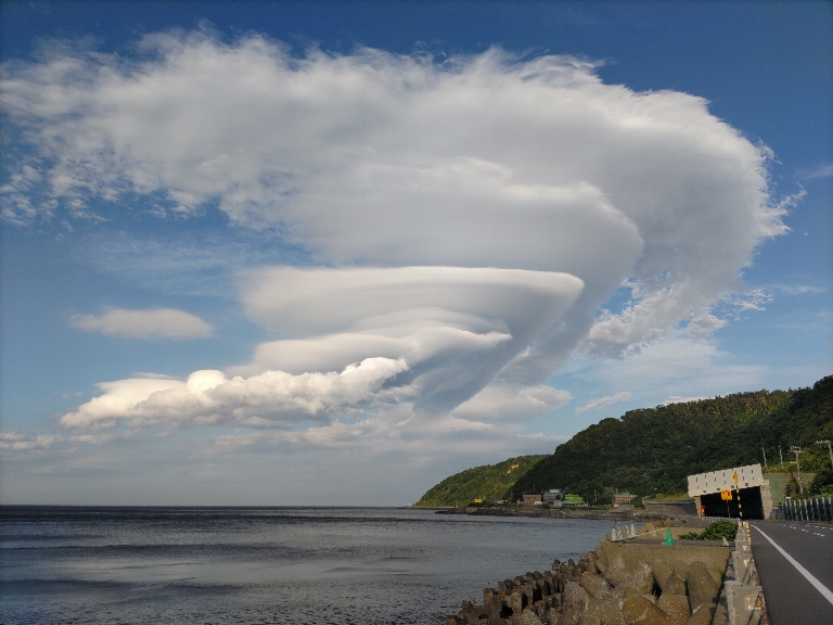 奥村 具子　海上にできた巨大吊し雲　利尻島　2025年7月3日