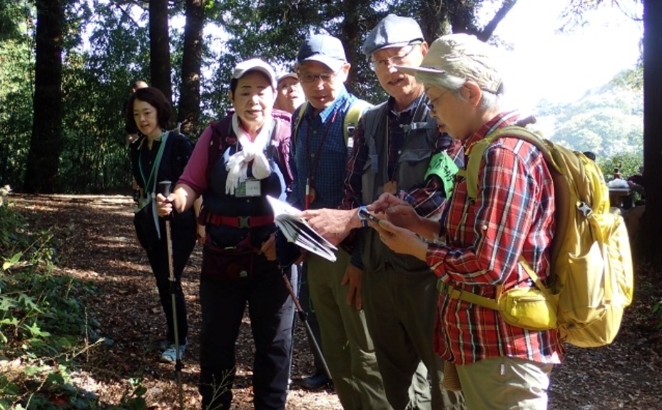 廣川 妙子　(高尾山GC作戦)図鑑を使って説明　高尾山　2023年11月4日(土)