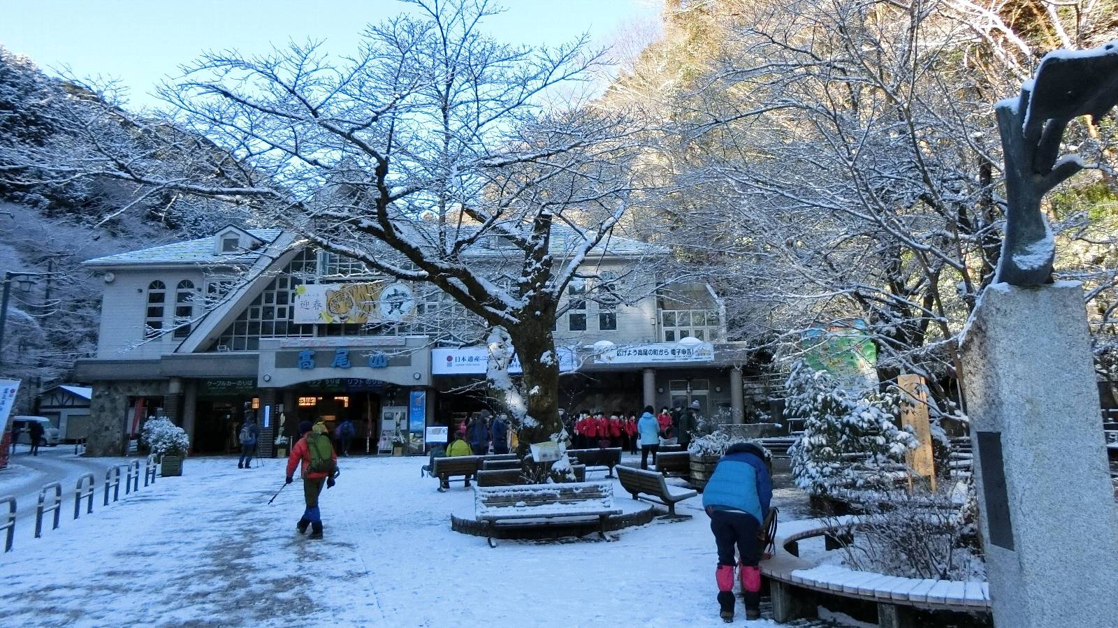 鍛冶健二郎　 雪の清滝駅前広場　 高尾山　 2022/1/7