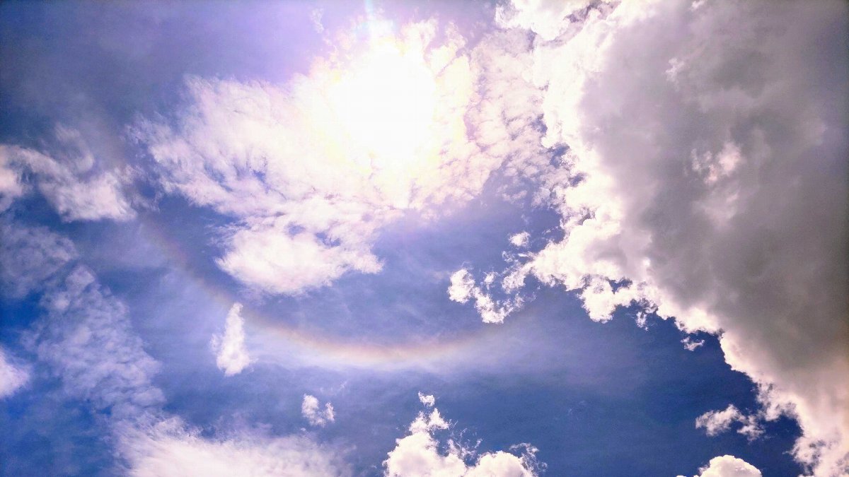 奥村 具子　環水平アーク(通称「逆さ虹」で上空の巻層雲などの氷晶でできた薄雲に太陽光が屈折して見られる)　野辺山　2024年7月26日