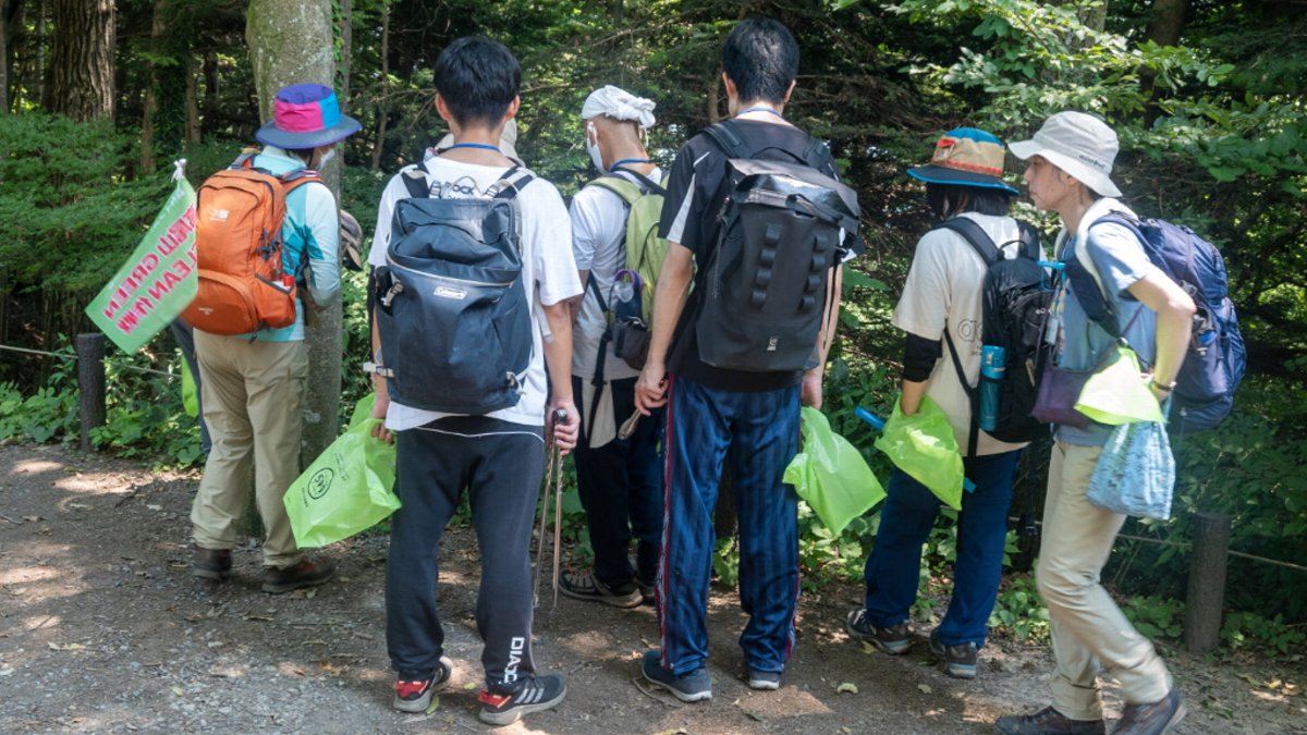 飯塚義則　　      (GREEN CLEAN作戦)路傍の野草について説明 　　 高尾山　　22/7/2