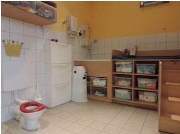 Es gibt einen Wickelraum mit Wickelkommode, Regale für die „Wickelboxen“ der Krippenkinder, Kleinkindtoilette und Waschbecken für die Sauberkeitserziehung.