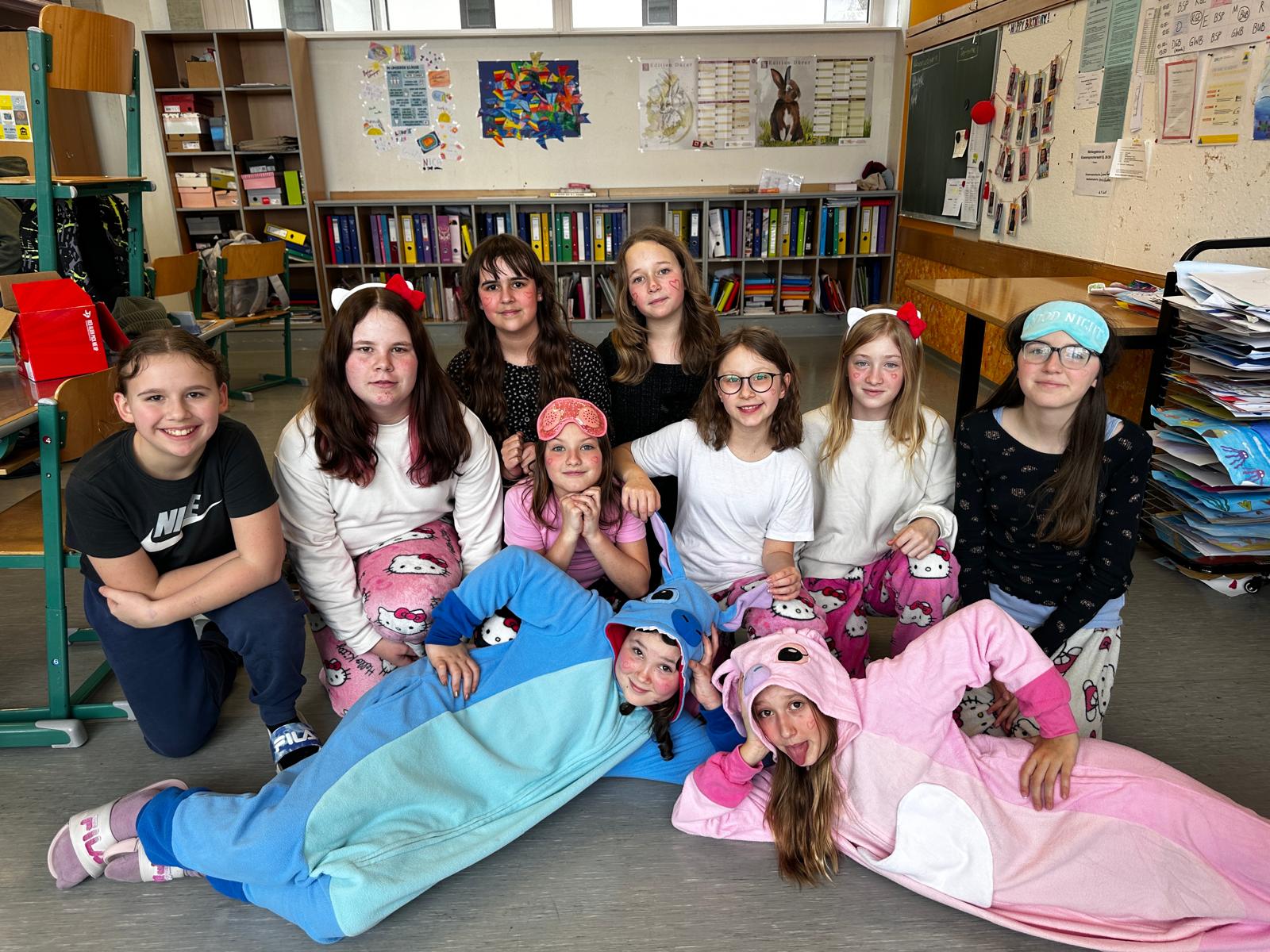 Fasching in der Mittelschule - bunte Kostüme und gute Stimmung