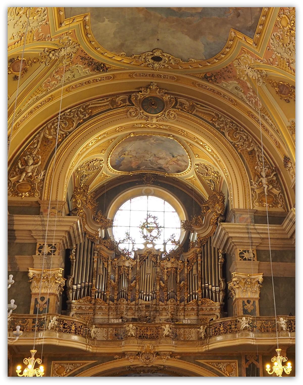 Orgel mit  3335 Pfeifen und 84 Registern